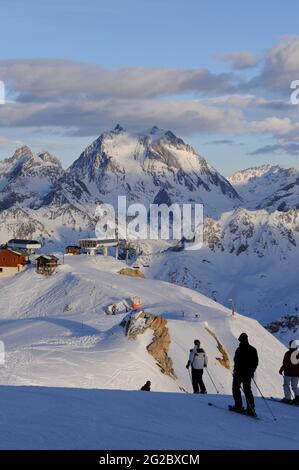 FRANCE, SAVOIE (73) VALLÉE DE LA TARENTAISE, DOMAINE SKIABLE DE TROIS VALLEES, MÉRIBEL ET COURCHEVEL, PISTES AU SOMMET DE LA SAULIRE ET VIZELLE, DANS LE BACKGROU Banque D'Images