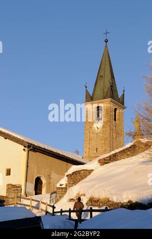 FRANCE, SAVOIE (73) HAUTE MAURIENNE, PARC NATIONAL DE LA VANOISE, VILLAGE DE BESSANS, ÉGLISE SAINT-JEAN-BAPTISTE Banque D'Images