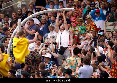 Les fans dans les stands font un serpent à bière de gobelets vides en plastique qui font partie du dernier événement pilote du gouvernement qui permet jusqu'à 18000 (70% de la pleine capacité) de participer au premier jour du deuxième LV= Insurance Test Match à Edgbaston, Birmingham. Date de la photo: Jeudi 10 juin 2021. Banque D'Images