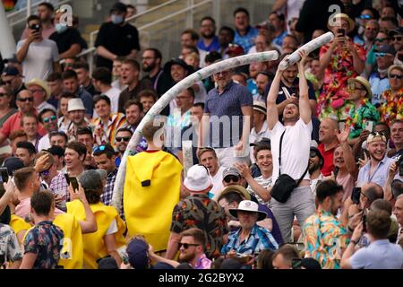 Les fans dans les stands font un serpent à bière de gobelets vides en plastique qui font partie du dernier événement pilote du gouvernement qui permet jusqu'à 18000 (70% de la pleine capacité) de participer au premier jour du deuxième LV= Insurance Test Match à Edgbaston, Birmingham. Date de la photo: Jeudi 10 juin 2021. Banque D'Images