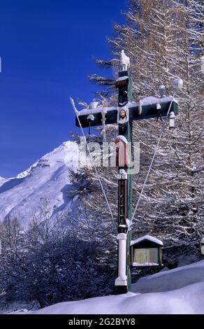 FRANCE, SAVOIE (73) HAUTE MAURIENNE, PARC NATIONAL DE LA VANOISE, VILLAGE DE BESSANS, CROIX Banque D'Images