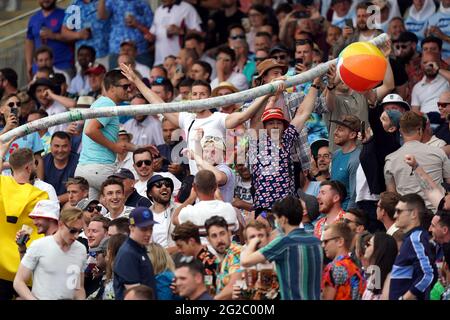 Les fans dans les stands font un serpent à bière de gobelets vides en plastique qui font partie du dernier événement pilote du gouvernement qui permet jusqu'à 18000 (70% de la pleine capacité) de participer au premier jour du deuxième LV= Insurance Test Match à Edgbaston, Birmingham. Date de la photo: Jeudi 10 juin 2021. Banque D'Images