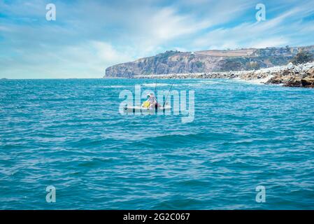DANA POINT, ÉTATS-UNIS - 02 juillet 2019 : pêche de kayakistes au large de la côte de Dana point Californie par une belle journée ensoleillée Banque D'Images