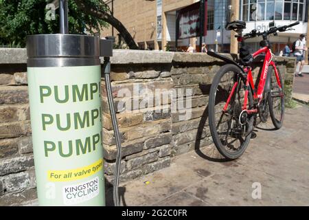 pompe à air pour pneus de vélo fournie pour usage public par la campagne cycliste de kingston, kingston upon thames, surrey, angleterre Banque D'Images