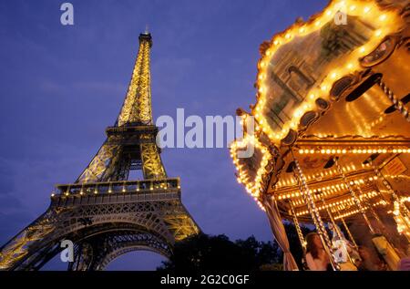 FRANCE. PARIS (75) 7E AR. LA TOUR EIFFEL ET LE MERRY-GO-ROUND Banque D'Images