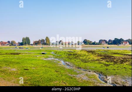 Vue depuis Shore Road des méplats de boue et des rivulets à marée basse, Bosham, un village côtier sur Chichester Harbour, West Sussex, sud de l'Angleterre Banque D'Images