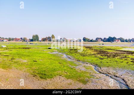 Vue depuis Shore Road des méplats de boue et des rivulets à marée basse, Bosham, un village côtier sur Chichester Harbour, West Sussex, sud de l'Angleterre Banque D'Images