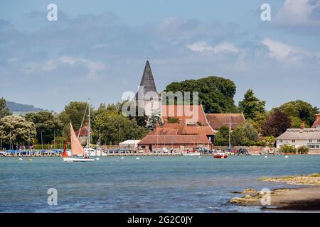 L'église Holy Trinity et les bâtiments historiques à Bosham, un village côtier vue sur Chichester Harbour sur la côte sud, West Sussex, Angleterre Banque D'Images