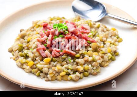 porridge de légumineuses avec bacon frit et ciboulette Banque D'Images