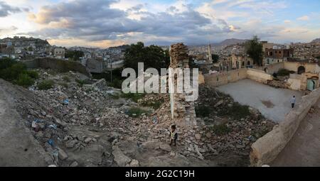 Taiz / Yémen - 19 novembre 2019 : décombres d'une mosquée soufi qui a été emmenée par des engins explosifs lors d'une attaque dans le sud-ouest de la ville de Taiz Banque D'Images