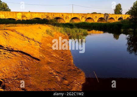 Ancien pont en pierre au-dessus de l'étang de Vitek près de Trebon, Bohême du Sud, République tchèque Banque D'Images