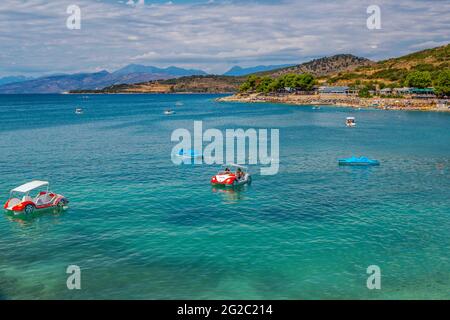 Ksamil, Albanie - 5 août 2020 : vue sur la belle station balnéaire - baie de mer avec eau turquoise, sable blanc, personnes, détente, bronzage et baignade o Banque D'Images