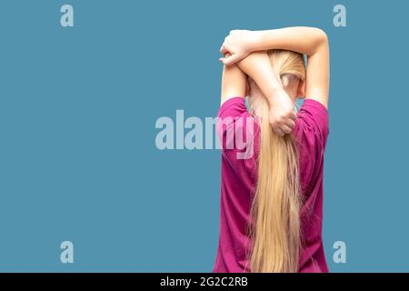 Fille se réchauffent avec le dos à l'appareil photo Banque D'Images