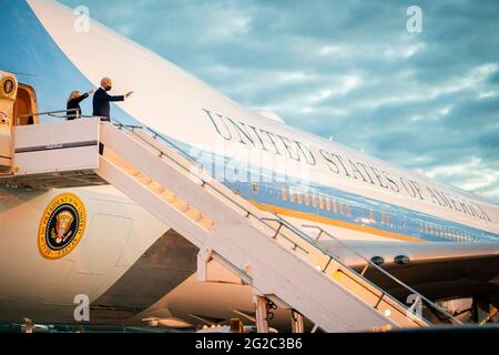 Mildenhall, Royaume-Uni. 09e juin 2021. Joe Biden, président des États-Unis, et Jill Biden, première dame, se démettent de l'Air Force One après avoir atterri à la RAF Mildenhall le 9 juin 2021 à Mildenhall, Suffolk, en Angleterre. Credit: Planetpix/Alamy Live News Banque D'Images