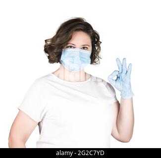 Femme en masque médical et gants isolés sur fond blanc, photo horizontale de bonne qualité, protection contre les virus, auto-isolement, quarantaine, protection Banque D'Images