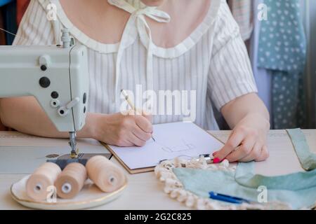 Les femmes dessinant un dessin de la nouvelle robe tendance Banque D'Images