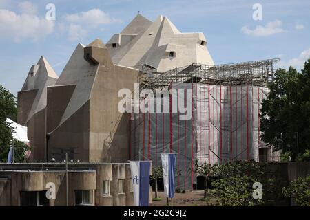 Velbert, Allemagne. 10 juin 2021. Le Mariendom à Velbert-Neviges. L'architecte de Cologne Gottfried Böhm est mort. Il est mort à l'âge de 101 ans. Böhm est devenu célèbre pour ses bâtiments d'église spectaculaires tels que la cathédrale de la Vierge à Neviges, près de Düsseldorf. (À dpa: «le dieu du béton - l'architecte Gottfried Böhm est mort») Credit: Oliver Berg/dpa/Alamy Live News Banque D'Images