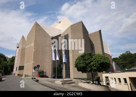 Velbert, Allemagne. 10 juin 2021. Le Mariendom à Velbert-Neviges. L'architecte de Cologne Gottfried Böhm est mort. Il est mort à l'âge de 101 ans. Böhm est devenu célèbre pour ses bâtiments d'église spectaculaires tels que la cathédrale de la Vierge à Neviges, près de Düsseldorf. (À dpa: «le dieu du béton - l'architecte Gottfried Böhm est mort») Credit: Oliver Berg/dpa/Alamy Live News Banque D'Images