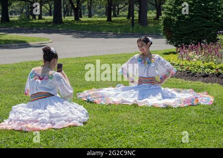 Les membres d'un groupe de danses folkloriques paraguayennes américaines prennent des photos dans le parc de Flushing Meadows Corona après une répétition matinale. Banque D'Images