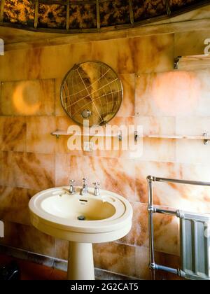 Lavabo dans la salle de bains de style arabe Banque D'Images