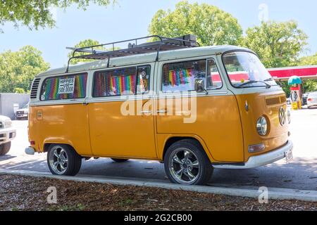 ELKIN, NC, USA-5 JUIN 2021: Un classique Volkswagen microbus, équipé de rideaux colorés couverts de symboles de paix, et un panneau 'Hippies use Side Banque D'Images
