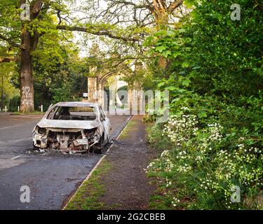 Une voiture de Vauxhall Astra brûlée abandonnée dans Cemetery Road à Southampton Banque D'Images