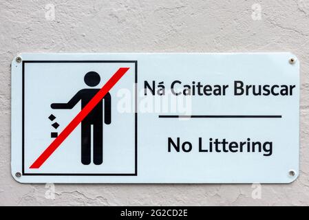 Aucun signe illustratif de littering en gaélique anglais et irlandais Banque D'Images