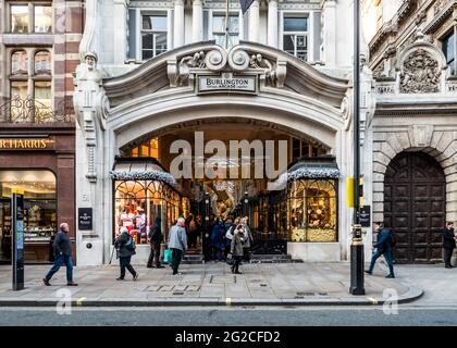 Burlington Arcade, Piccadilly, Londres. La grande façade de la galerie marchande exclusive de produits de luxe, d'art et d'antiquités près de Bond Street. Banque D'Images