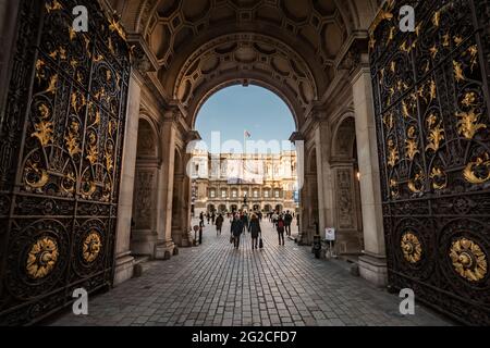 The Royal Academy of Arts, London, England. A wide view through the gates of the RA with exhibition posters for Anthony Gormley and Lucian Freud. Banque D'Images