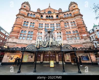 The Palace Theatre, West End, Londres, Royaume-Uni. La façade du théâtre populaire avec Harry Potter et The Cursed Child en production. Banque D'Images