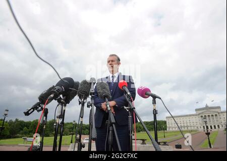 Edwin Poots, chef du DUP, parle aux médias des dernières mises à jour sur le protocole d'Irlande du Nord, le Brexit et le conseil ministériel nord-sud, devant la statue d'Edward Carson aux bâtiments de Stormont, à Belfast. Date de la photo: Jeudi 10 juin 2021. Banque D'Images