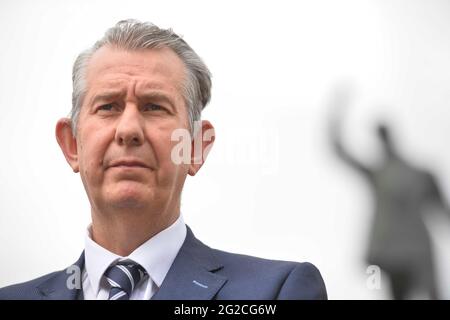 Edwin Poots, chef du DUP, parle aux médias des dernières mises à jour sur le protocole d'Irlande du Nord, le Brexit et le conseil ministériel nord-sud, devant la statue d'Edward Carson aux bâtiments de Stormont, à Belfast. Date de la photo: Jeudi 10 juin 2021. Banque D'Images