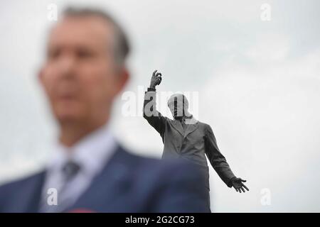 Edwin Poots, chef du DUP, parle aux médias des dernières mises à jour sur le protocole d'Irlande du Nord, le Brexit et le conseil ministériel nord-sud, devant la statue d'Edward Carson aux bâtiments de Stormont, à Belfast. Date de la photo: Jeudi 10 juin 2021. Banque D'Images