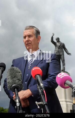 Edwin Poots, chef du DUP, parle aux médias des dernières mises à jour sur le protocole d'Irlande du Nord, le Brexit et le conseil ministériel nord-sud, devant la statue d'Edward Carson aux bâtiments de Stormont, à Belfast. Date de la photo: Jeudi 10 juin 2021. Banque D'Images