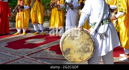 La musique de Gnawa est un mélange de musique et de danse africaine, arabe et berbère. C'est une origine marocaine. Son origine était à Essaouira. Il est également répandu dans Banque D'Images