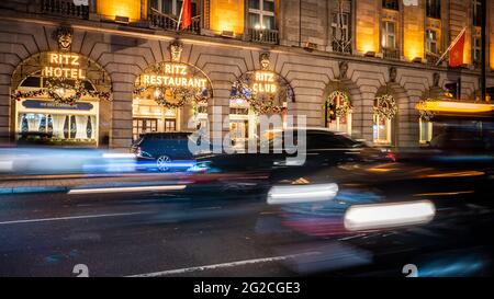 Le Ritz, Londres. Vue nocturne éclairée de l'extérieur de l'hôtel et du restaurant londonien exclusif avec circulation à faible exposition. Banque D'Images