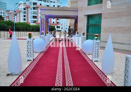 Salle de mariage marocaine. Hall de mariage avec tapis à l'étage. Construction marocaine Banque D'Images