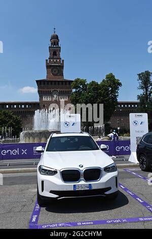 Milan, Italie. 10 juin 2021. Milan, Italie. 10 juin 2021. Milan, Italie MIMO Milano Monza Motor Show 2021 inauguration de la coupe du ruban sur la Piazza Duomo avec Andrea Levy président de MIMO, Angelo Stichi Damiani président de ACI, Geronimo la Russa, président de l'automobile Club Milano, les maires de Milan Beppe Sala et de Monza Dario Allevi, Fabrizio Sala conseiller régional avec plus de 60 constructeurs automobiles participants expose les lieux symboliques de la ville et au circuit de Monza dans la photo: Exposition de voitures dans les lieux symboliques de Milan crédit: Agence de photo indépendante/Alay Banque D'Images