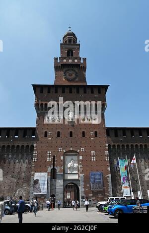 Milan, Italie. 10 juin 2021. Milan, Italie. 10 juin 2021. Milan, Italie MIMO Milano Monza Motor Show 2021 inauguration de la coupe du ruban sur la Piazza Duomo avec Andrea Levy président de MIMO, Angelo Stichi Damiani président de ACI, Geronimo la Russa, président de l'automobile Club Milano, les maires de Milan Beppe Sala et de Monza Dario Allevi, Fabrizio Sala conseiller régional avec plus de 60 constructeurs automobiles participants expose les lieux symboliques de la ville et au circuit de Monza dans la photo: Exposition de voitures dans les lieux symboliques de Milan crédit: Agence de photo indépendante/Alay Banque D'Images