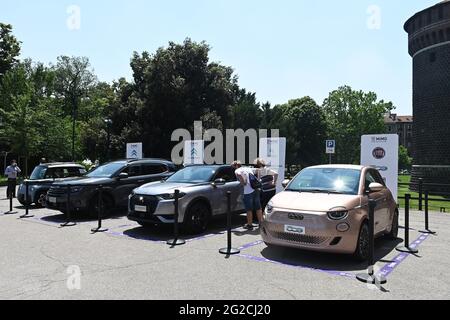 Milan, Italie. 10 juin 2021. Milan, Italie. 10 juin 2021. Milan, Italie MIMO Milano Monza Motor Show 2021 inauguration de la coupe du ruban sur la Piazza Duomo avec Andrea Levy président de MIMO, Angelo Stichi Damiani président de ACI, Geronimo la Russa, président de l'automobile Club Milano, les maires de Milan Beppe Sala et de Monza Dario Allevi, Fabrizio Sala conseiller régional avec plus de 60 constructeurs automobiles participants expose les lieux symboliques de la ville et au circuit de Monza dans la photo: Exposition de voitures dans les lieux symboliques de Milan crédit: Agence de photo indépendante/Alay Banque D'Images