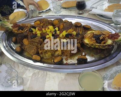 Viande marocaine aux prunes séchées. Un plat servi lors de mariages et d'événements Banque D'Images