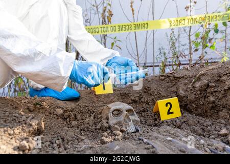 CSI - enquête sur les lieux de crime. Spécialiste des sciences médico-légales travaillant sur l'identification des restes humains. Banque D'Images