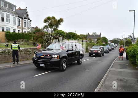 Véhicule utilitaire sport affichant les drapeaux britannique et américain, faisant partie du convoi américain transportant le président américain Joe Biden du château de Tregenna à l'hôtel Carbis Bay, en amont du sommet du G7 à Cornwall. Date de la photo: Jeudi 10 juin 2021. Banque D'Images