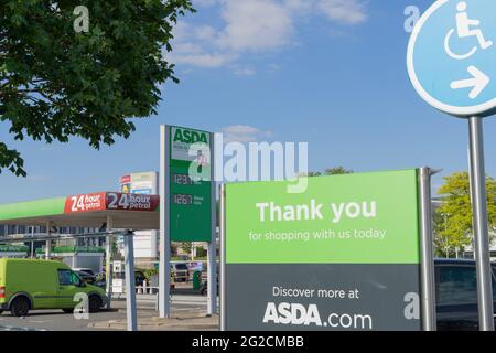 Merci de vous inscrire à la station-service ASDA, sortie parking, Londres, Angleterre, Royaume-Uni, Grande-Bretagne Banque D'Images