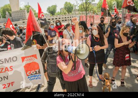 Madrid, Espagne. 10 juin 2021. Le Secrétaire général du Syndicat du Sud de Madrid de la CGT a été arrêté dans l'une des manifestations organisées dans plus de 60 villes de l'Etat pour la défense de la santé publique, convoque par le Coordonnateur de la lutte contre la privatisation de la Santé. Le reste des manifestations se sont déroulées sans incident. Crédit : Pacific Press Media production Corp./Alay Live News Banque D'Images