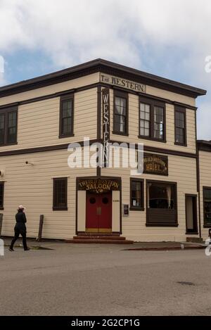 Point Reyes , Californie, États-Unis. 1er mai 2021. Personne marchant vers le Old Western Saloon au point Reyes Station Village, Californie, USA, coin Banque D'Images