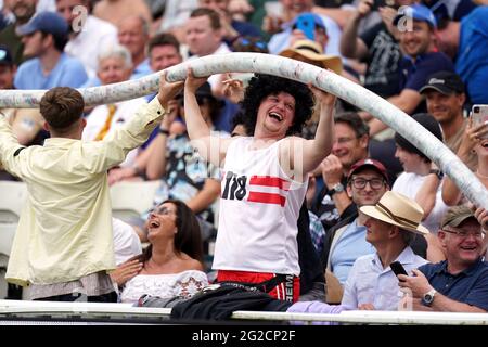 Les fans dans les stands font un serpent à bière de gobelets vides en plastique qui font partie du dernier événement pilote du gouvernement qui permet jusqu'à 18000 (70% de la pleine capacité) de participer au premier jour du deuxième LV= Insurance Test Match à Edgbaston, Birmingham. Date de la photo: Jeudi 10 juin 2021. Banque D'Images