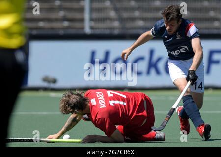 AMSTELVEEN, PAYS-BAS - JUIN 10 : Andrey Kuraev de Russie et Gaspard Baumgarten de France pendant le match des championnats d'Europe de hockey entre la Russie et la France au Wagener Stadion le 10 juin 2021 à Amstelveen, pays-Bas (photo de Gerrit van Keulen/Orange Pictures) Banque D'Images