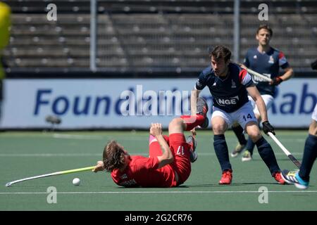 AMSTELVEEN, PAYS-BAS - JUIN 10 : Andrey Kuraev de Russie et Gaspard Baumgarten de France pendant le match des championnats d'Europe de hockey entre la Russie et la France au Wagener Stadion le 10 juin 2021 à Amstelveen, pays-Bas (photo de Gerrit van Keulen/Orange Pictures) Banque D'Images