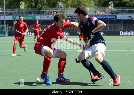 AMSTELVEEN, PAYS-BAS - JUIN 10: Pavel Golubev de Russie, Gaspard Baumgarten de France pendant le match des championnats de hockey Euro entre la Russie et la France au Wagener Stadion le 10 juin 2021 à Amstelveen, pays-Bas (photo de Gerrit van Keulen/Orange Pictures) Credit: Orange pics BV/Alay Live News Banque D'Images